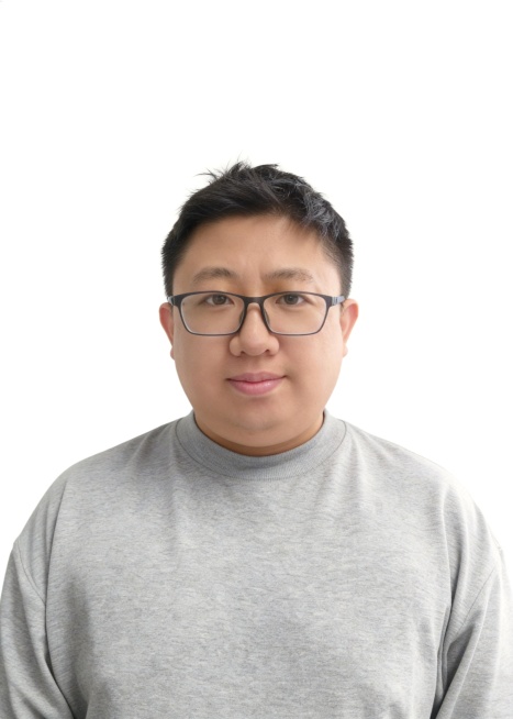 保留第一张图中人物发型､脸型､年龄特征生成标准样式纯正面证件照;人物主体严格居中,头部大小与位置严格对齐第二张图,双肩水平平衡,面部中轴线对齐画面中心,正视前方;标准证件照构图,人物绝对居中;头顶上方预览效果