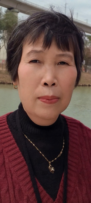 将这张人像图修改为正脸角度，保持人物本身的五官特征、发型、穿着和背景不变，自然真实预览效果