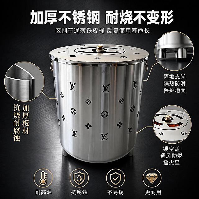 [主图-2] 核心卖点图 加厚不锈钢材质与安全结构亮点
[氛围风格] 硬核品质感，金属工业风与传统元素结合，信息清晰有说服力
[画质] 商业摄影质感、光线硬朗通透、产品结构清晰、金属质感强烈、画面干净专业
[元素] 不锈钢烧纸桶居中放置，45度斜侧视角，桶身正面展示。画面左侧放大展示桶壁厚度截面特写小图（圆形放大镜效果），显示加厚不锈钢板材；右侧上方展示底部支脚特写，离地抬高结构清晰；右侧下方展示镂空盖子与金色提钮的开合细节。背景为深灰色渐变，带有细微金属拉丝纹理，突出产品工业品质感。保持烧纸桶外观（即物理结构、材质质感、银色不锈钢颜色、镂空花纹、金色提钮、底部支脚、两侧吊耳）与输入产品图一致，杜绝任何变形和色差，精细化处理；禁止产品边缘硬切、悬浮感。商品主体占比约60%。
[光影] 顶部主光+左侧硬光，突出不锈钢金属反光与棱角分明的结构感；右侧柔光补光，暗部细节可见；金色提钮有明显高光点，底部支脚有清晰投影；整体光比较大，体现硬核品质感。
[配色] 主色深灰黑；辅色不锈钢银灰；强调色金色、橙红（耐高温示意）
[视角构图] 平视微俯，产品居中；四周分布三个局部放大特写小图，呈三角布局，信息层级分明
[文字版式] 顶部居中大标题"加厚不锈钢 耐烧不变形"，白色最大号粗黑体；副标题"区别普通薄铁皮桶 反复使用寿命长"，浅灰色中号。左侧放大镜旁竖排文字"加厚板材 抗烧耐腐蚀"，金色粗体。右侧上方支脚旁文字"离地支脚 隔热防滑 保护地面"，白色。右侧下方盖子旁文字"镂空盖 通风助燃 挡火星"，白色。底部四个圆角图标横排，从左到右：「耐高温」「抗腐蚀」「不易锈」「更耐用」，图标+文字，金色图标白色文字。
[输出要求] 1:1比例，文字清晰锐利，画面超高清商业摄影质感
[负向提示词] 变形，文字错乱，产品图模糊，背景杂乱，水印，电商平台Logo，人物面部扭曲，多余手指，手部畸形