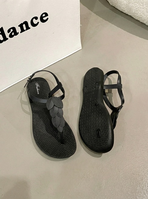 将图片比例修改为3:4，保留原图内容、黑色叶子凉鞋、dance文字、浅灰色背景和风格不变，不改变画面内容，只调整比例预览效果