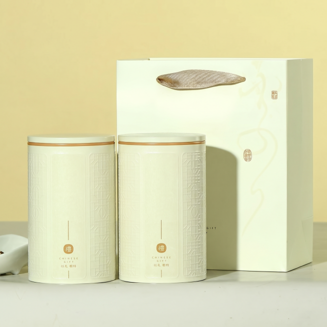 拼多多爆款电商主图，金骏眉茶叶礼盒包装展示，两罐茶叶搭配礼袋，放在简约浅黄背景上，干净大气，突出包装质感，适合送礼场景，1:1正方形构图预览效果