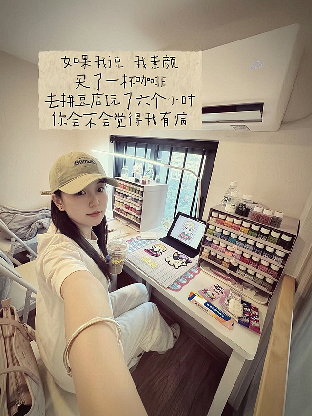 修改图一中女生的动作和外貌，保持性别为女生，将图二的复方碳酸钙颗粒产品自然摆放到图一的桌子上，衔接自然，保留原图房间、空调、窗户、拼豆工具、文字等整体场景不变