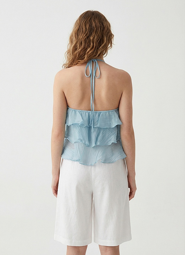 替换为其他年轻欧美模特，改变模特的发型和样貌，去掉模特身上的所有首饰，短裤换成白色其他版型，上衣颜色和版型不变，模特姿势自然，模特和背景融合自然，统一简约干净风格