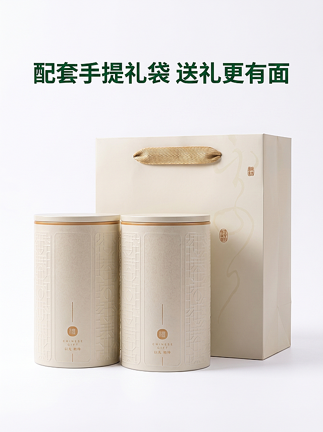 [详情页图13 包装手提袋展示]碧螺春礼盒外包装手提袋展示；
[氛围风格] 干净简洁，突出送礼属性；
[画质] 商业摄影质感、光线柔和通透、产品清晰真实、画面干净高级；
[元素] 浅米白色碧螺春礼盒手提袋搭配双罐茶叶完整展示，放置在纯白色背景上，保持产品外观颜色纹理和参考图一致；商品主体占比约70%；
[光影] 均匀柔光，阴影柔和，突出包装质感；
[配色] 浅米白色搭配金色细节，干净高级；
[视角构图] 竖版居中对称构图；
[文字版式] 顶部标题 "配套手提礼袋 送礼更有面"，深绿色粗体，排版简洁；
[比例分辨率] 3:4比例，2k分辨率，文字清晰可辨，超高清；
[负向提示词] 变形，水印，文字错乱，产品图模糊，背景杂乱，遮挡主体