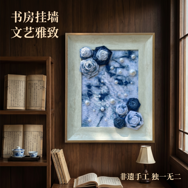 [主图 7] 书房墙面装饰效果展示；
[氛围风格] 静谧书香，雅致国风；
[画质] 商业摄影质感、光线柔和通透、产品清晰真实、画面干净高级。
[元素] 扎染玫瑰装饰画挂在书房深色原木墙面上，旁边搭配简预览效果