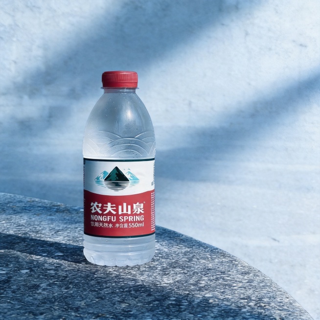 农夫山泉矿泉水，整瓶呈现，保持产品完整，冷调质感背景，电商主图预览效果
