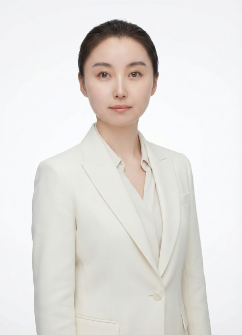 专业职业形象写真照片，中国女性，25-30岁，商务西装女性半身照，正视前方，姿势放松，8k，超写实摄影，空白背景，生成4张预览效果