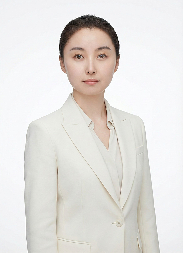 专业职业形象写真照片，中国女性，25-30岁，商务西装女性半身照，正视前方，姿势放松，8k，超写实摄影，空白背景，生成4张