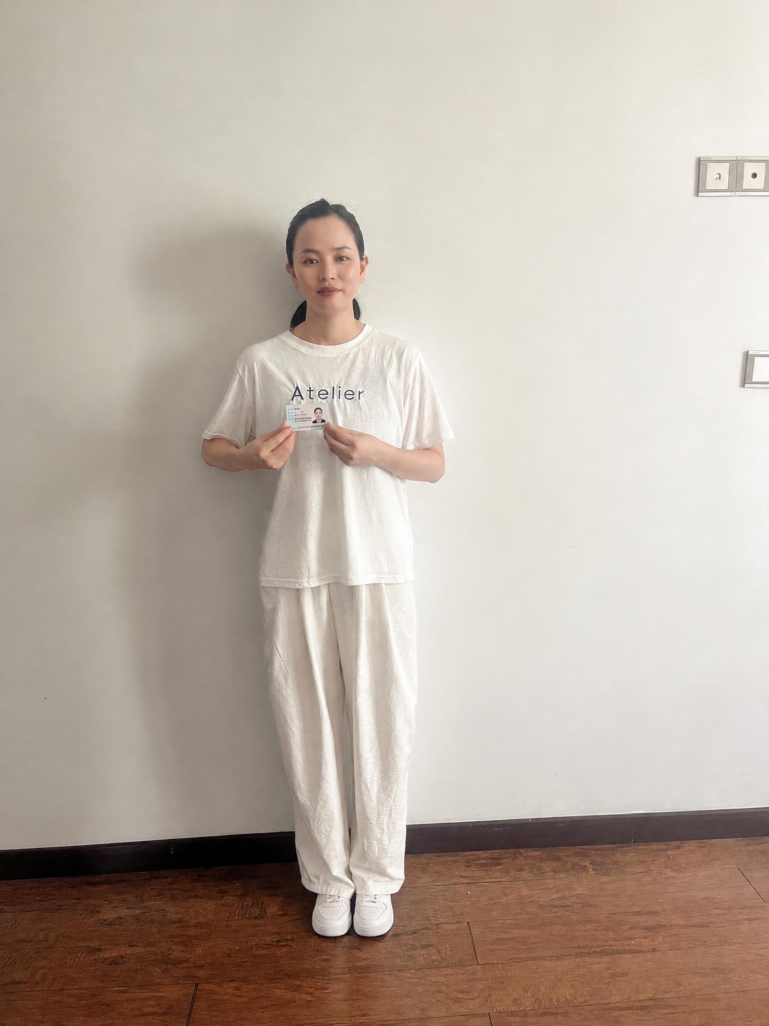 为人物添加一双白色休闲运动鞋，替换赤脚状态，保持人物姿态、服装… - 图片创意预览
