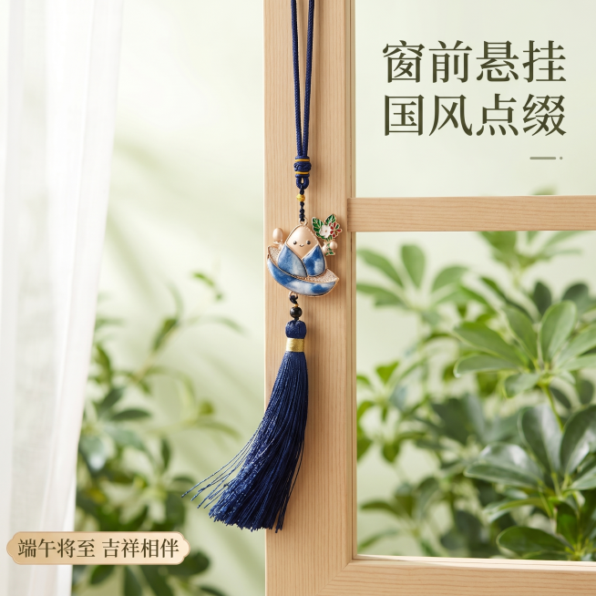 [主图 6] 房间窗前悬挂装饰展示；
[氛围风格] 清新国风，自然家居氛围感；
[画质] 商业摄影质感、光线柔和通透、产品清晰真实、画面干净高级。
[元素] 长款扎染粽子挂饰悬挂在房间木质窗前，微风轻预览效果