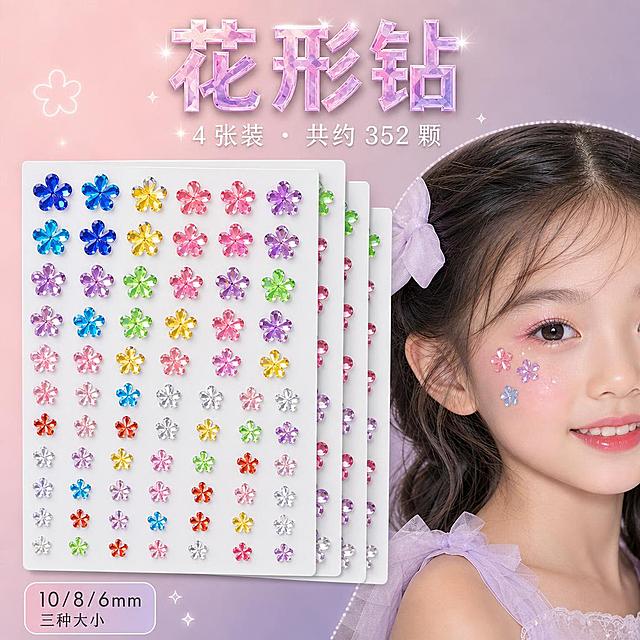 1:1正方形电商主图，马卡龙清新风，左右分栏布局。左侧55%展示4张雪白白卡花形（五瓣花）钻贴板整齐叠放，板上为花形亚克力刻面钻，颜色鲜亮（蓝、黄、绿、粉、紫、红、透明白），10mm大钻12颗、8mm中钻28颗、6mm小钻48颗，严格还原真实产品，白卡雪白不发黄；右侧45%为女童脸部特写效果图，脸颊只贴着真实尺寸的花形钻（0.8cm+0.5cm比例真实），没有爱心钻、圆形钻或其他形状的钻，甜美妆容，笑容明亮。顶部居中主标题"花形钻"水晶通透大字粉紫渐变，副标题"4 张装・共约 352 颗"白色纤细字；左下角小标签"10/8/6mm 三种大小"。整体甜美可爱，背景为浅裸粉到灰紫色哑光渐变，低饱和不花哨，钻面有明亮星芒高光和彩虹折射，亚克力材质通透莹润。