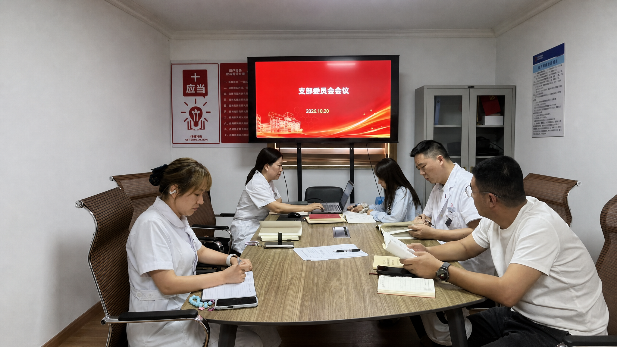 将第二张图片中的两位女性人物完整地移动到第一张会议室图片中，保… - 图片创意预览