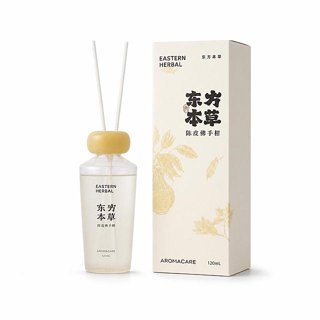 产品精修，产品置于纯白背景上，专业商业棚拍光，5500K标准中性白光，轮廓光，体积光，曝光正确，强烈真实立体感，标准透视校正，正常透视焦段，保持同类机位，接地处保留干净浅淡的自然接触阴影，严禁大片投影、脏灰阴影和悬浮感，主体居中，商品完整入画不裁切，商品外轮廓视觉体量约画面60%-80%，四边均匀留白约10%-20%，严禁满幅铺满与贴边顶满，极致超清画质，细节清晰锐利，商业级实拍质感，保留原图真实材质与结构细节，提升商品洁净度和商业新品感，清除旧痕、灰暗、脏斑和不均匀色块，保留原图颜色分区、材质色相、结构和功能细节，禁止整体提亮改色，清除底纹、广告条、贴片、角标、文字残留、非商品自带Logo、水印、平台标识和杂色背景，严格锁定原图商品颜色，保留原图偏米白、奶油白、暖白、浅灰白的颜色倾向；严禁提白、漂白、冷白化、去色或融入白底，锁定原图商品颜色，颜色以输入图为唯一参考，分段部件颜色边界按原图锁定，锁定原图商品轮廓、件数、部件位置、连接关系、标签文字和可见功能细节，只做精修不重绘结构，瓶身、瓶盖、瓶肩、标签和外盒结构与原图一致，瓶身文字与Logo零改写，禁止改变瓶型、盖型或标签排版，香薰瓶瓶身：透明玻璃质感，折射边线清晰，透明层次自然，液体颜色与原图一致；外盒：哑光纸质包装质感，柔和漫反射，低高光；瓶盖：哑光塑料质感，柔和漫反射，低高光，前侧视图，比例1:1