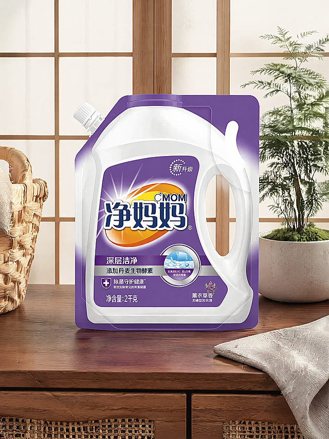 超写实电商产品摄影。
主体：洗衣液袋装产品占画面68%，完整不裁切，绝对视觉焦点；严格参照上传产品图，完整保留所有可见组件、部件、轮廓、结构、比例、材质、颜色与产品本体上的文字信息（logo / 型号 / 规格 / 参数等），与上传图完全一致；提手和封嘴清晰完整可见，不遮挡瓶标正面文字。
构图与陈列：微俯15°视角，产品放置于胡桃木实木阳台储物柜台面，平稳接触无悬浮。
风格：日式素雅。
场景概念：午后储物阳台，自然漫射光场景。
承载与背景：① 承载面：胡桃木实木台面，实木纹理；② 背景：障子米白色纱门，浅木框。
陪衬物：① 产品左侧，藤编脏衣篮一角，天然藤编浅棕色；② 产品右后方，一小盆文竹绿植，白色陶瓷圆形花盆；③ 台面右下角，摊开一块浅灰色棉麻洗衣收纳布。
配色：主60%胡桃棕，辅25%障子白/藤灰，点缀10%抹茶绿/浅灰；颜色：胡桃棕、米白、藤灰、抹茶绿、浅灰；材质：实木、藤编、陶瓷、棉麻。
光影：主光从正面纱门漫射进入，均匀柔光；辅光为木台面暖调反射；瓶身高光柔和自然，整体氛围宁静温馨。
参数：4K 写实光追。严格锁定宽高比为 3:4。