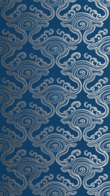 中国传统纹样风格，整体色彩变换为深蓝底色搭配银色线条，由连续的卷云纹和波浪纹组成无缝重复图案，线条流畅细腻，呈手绘描金质感，纹样排列整齐对称，具有古典雅致的装饰美感，适合作为传统服饰、包装或背景的装饰元素，保持原有的线条粗细和纹样结构，视觉上呈现沉稳庄重的东方美学氛围。预览效果