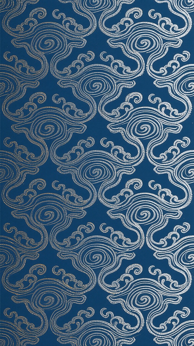 中国传统纹样风格，整体色彩变换为深蓝底色搭配银色线条，由连续的卷云纹和波浪纹组成无缝重复图案，线条流畅细腻，呈手绘描金质感，纹样排列整齐对称，具有古典雅致的装饰美感，适合作为传统服饰、包装或背景的装饰元素，保持原有的线条粗细和纹样结构，视觉上呈现沉稳庄重的东方美学氛围。