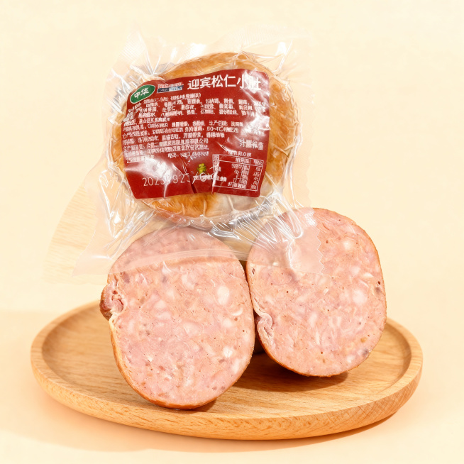 保持松仁小肚熟食产品的物理结构绝对不变，保留产品包装文字和纹理，仅替换背景，更换为温馨治愈的浅米色莫兰迪纯色简约背景，整体营造国内电商种草氛围感，采用全屋漫射柔光，低对比度，阴影极淡柔和，画面明亮干净预览效果