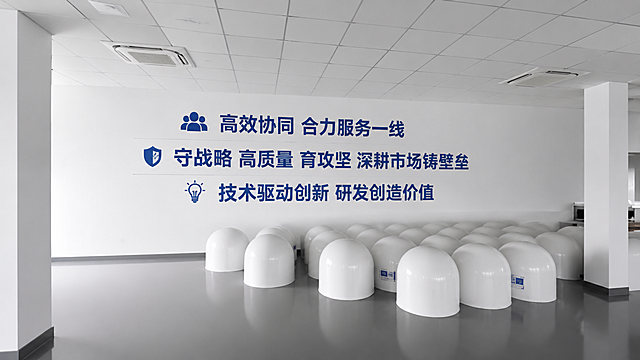 图生图，将这面企业文化墙的风格统一为：纯白色墙面背景，所有文字和图标统一改为深蓝色（商务藏蓝色），保持原有三行文字内容和排版位置完全不变，保持三个图标形状和位置不变，保持整体布局结构不变，墙面干净整洁，现代简约商务风格，办公室内场景，高清写实