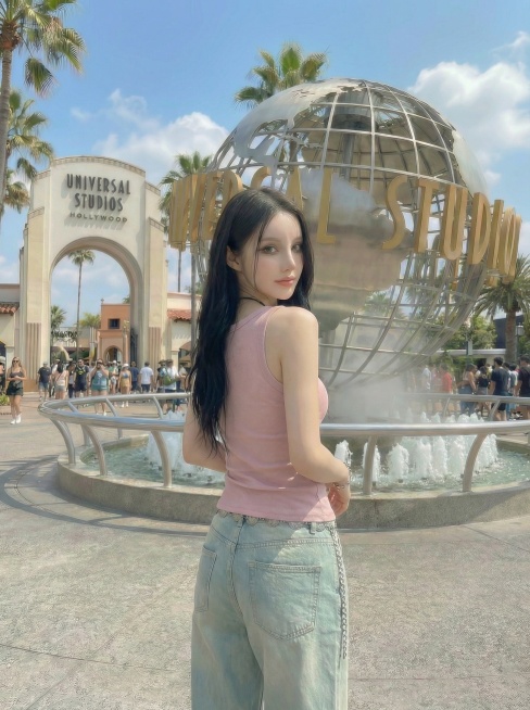 保持模特、服饰和背景不变，生成背面回头看向镜头的姿势图片预览效果