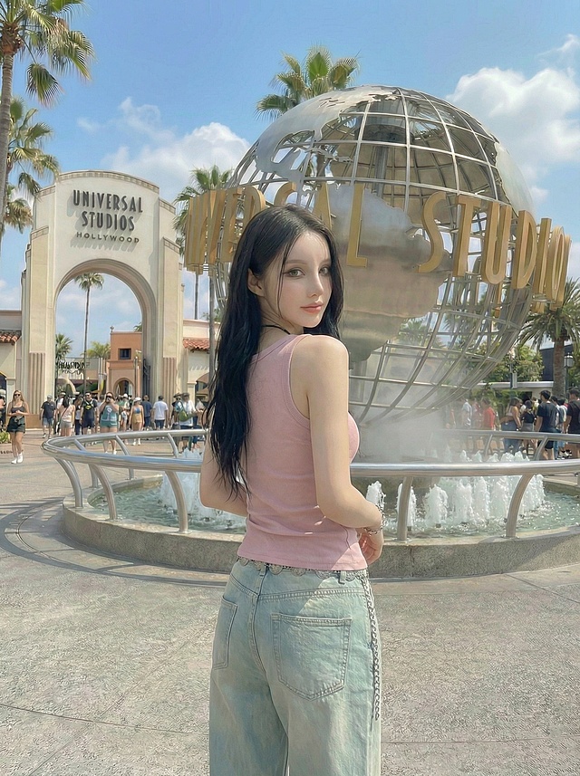 保持模特、服饰和背景不变，生成背面回头看向镜头的姿势图片