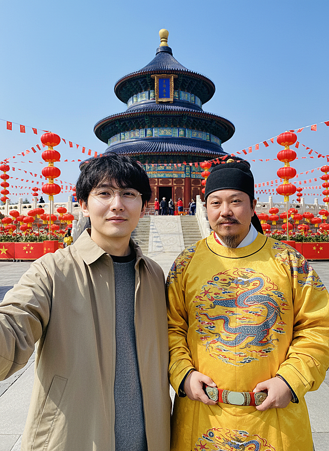 国潮风实景图，融合中式古典与现代元素，李世民刺绣龙袍与天坛背景呼应，浮雕质感建筑细节，红灯笼营造国庆节喜庆氛围，重拟物风格强化视觉冲击。