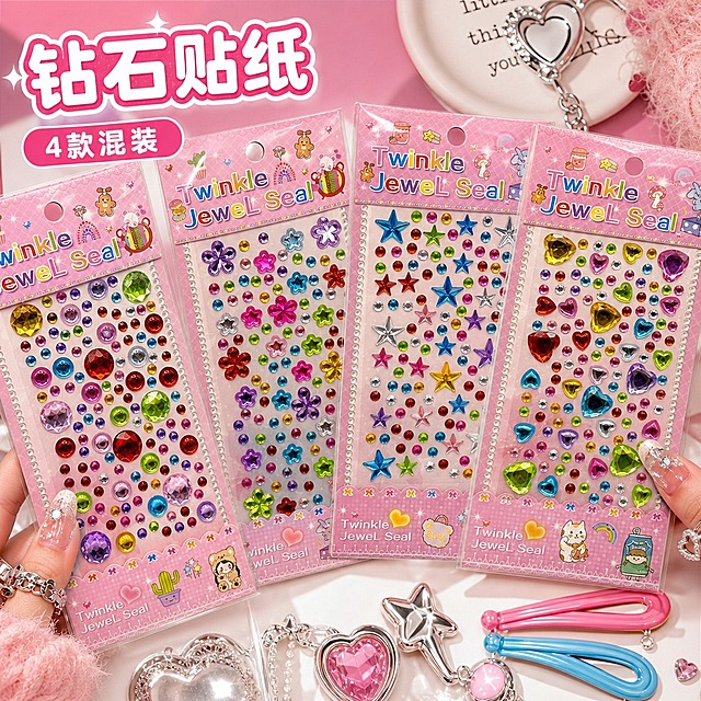 第2张 四款全款式集合主图｜美式甜辣ins抓拍
1:1正方形商品主图，美式甜辣ins风，高饱和亮调色彩，正面闪光灯直打，背景为柔化的玫粉+奶白撞色，整体干净有网感，像闺蜜随手晒物抓拍。
画面横向错落展示四款完整钻石贴纸包装，对应原图的圆形混钻款、花朵混钻款、星星混钻款、爱心大钻款，包装严格还原原图样式：粉色卡头、「Twinkle Jewel Seal」字样、顶部挂孔、底部粉色蝴蝶结装饰与「NEW」标识，比例结构不做改动。每颗钻石整体提亮通透，明度拉满，呈现高清水晶爆闪质感，切面棱线清晰，表面带大面积亮白高光与细碎星芒；红、粉、蓝、黄、紫、绿各色钻保持原有色相但明度拉满，鲜艳透亮，钻缝与钻边浅亮干净，无发黑、无灰调、无脏暗重边。画面边缘点缀带美甲的少女指尖、银色耳饰、彩色发夹碎片，营造人手拿取的抓拍感，不遮挡产品主体。
画面左上角主标题为「钻石贴纸」，圆润甜酷气泡字，白字浅粉描边；下方配小胶囊标签「4款混装」，玫红底白字，文字不遮挡产品。