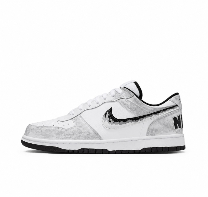 基础底图：第二张纯白黑勾 Nike Dunk 低帮板鞋实拍图，完整保留原鞋鞋型、鞋身结构、鞋头冲孔、后跟 NIKE 字母、鞋舌轮廓、鞋底版型、整体光影透视，不改变鞋子角度与构图；设计参考：第一张定制球预览效果