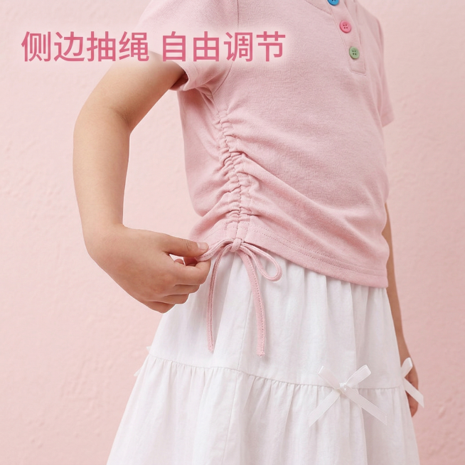 2. [主图 2：版型细节展示] [主图主题]: 女童套装收腰设计细节展示 [氛围/风格]: 甜美公主风，柔和棚拍光影 [画面元素]: 特写展示这套女童套装腰部两侧抽绳收腰设计，展示褶皱和绑带细节，亚预览效果