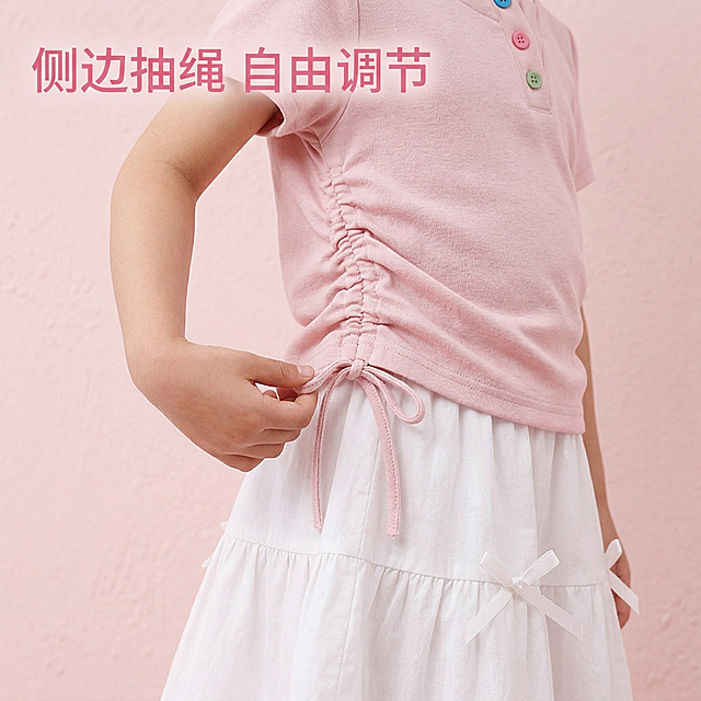 2. [主图 2：版型细节展示] [主图主题]: 女童套装收腰设计细节展示 [氛围/风格]: 甜美公主风，柔和棚拍光影 [画面元素]: 特写展示这套女童套装腰部两侧抽绳收腰设计，展示褶皱和绑带细节，亚洲同一位女童模特穿着，侧身展示腰部线条，背景为纯净浅粉色肌理墙，突出产品设计细节，整体风格和色调与主图1保持一致 [配色色系]: 主色调：粉色、白色；辅助色：浅粉背景 [视角构图]: 中景平视，焦点落在抽绳设计区域 [文字版式]: 左上角文案 "侧边抽绳 自由调节"，字体为无衬线粗体，粉色字，无底色遮挡，符合构图规范，不遮挡主体细节。