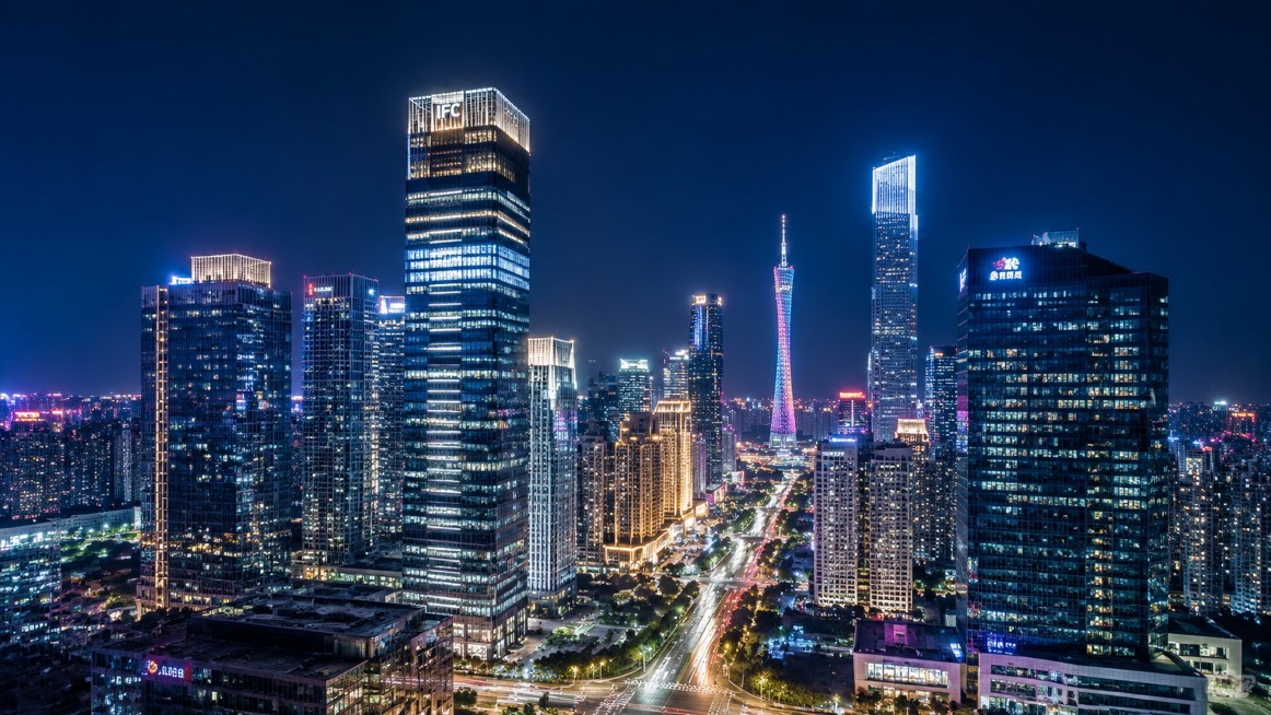 高档写字楼的灯光夜景，城市高楼夜景，璀璨灯光，高端都市氛围，夜景清晰，现代建筑预览效果