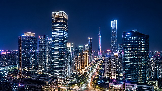 高档写字楼的灯光夜景，城市高楼夜景，璀璨灯光，高端都市氛围，夜景清晰，现代建筑