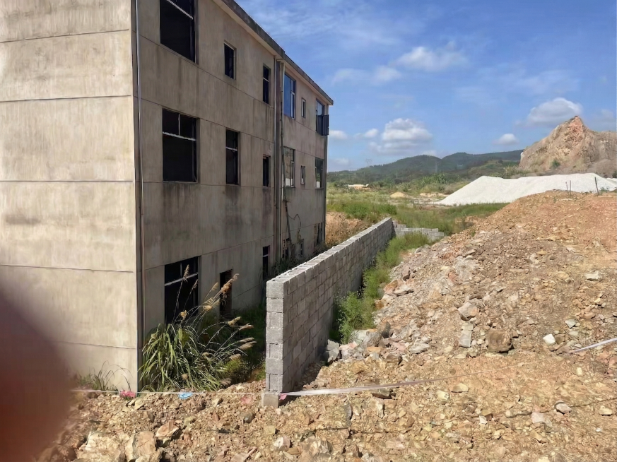 将已经添加在房子与泥土之间草地边缘的空心砖墙加高，保持原有画面的自然风格和光影一致，其他区域不做修改预览效果