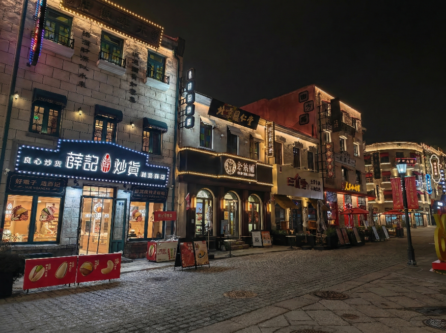 去除图片中的人物，保留街道和店铺的完整场景预览效果