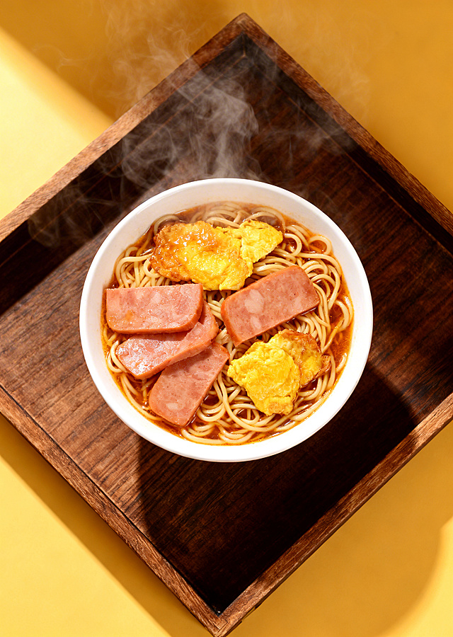一碗火腿鸡蛋卤面，放在木质桌面托盘上，热腾腾的美食摄影，写实风格，暖色调，清晰诱人
