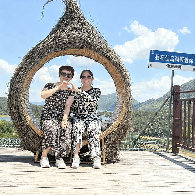 将右边人物也带上合适脸型的墨镜