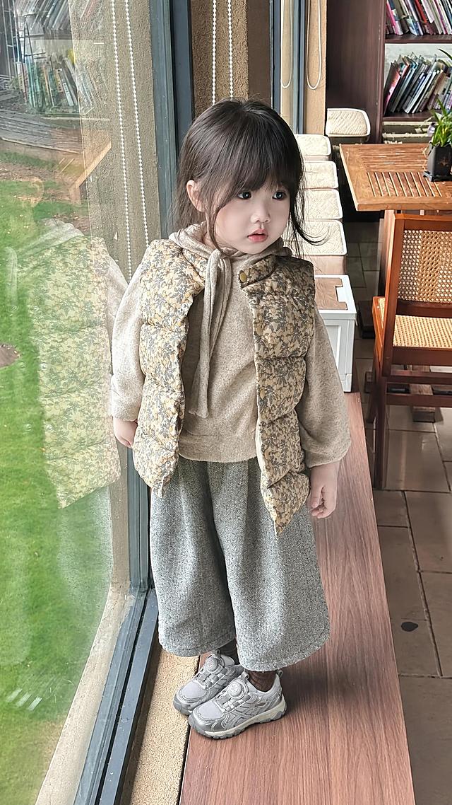将图中人物脚上的鞋子替换为图一的银灰色旋钮扣儿童运动鞋，鞋子的款式、颜色、细节完全与图一一致，保持人物姿势、服装、背景环境、光影和整体画面风格完全不变，鞋子与脚部的透视和比例自然协调