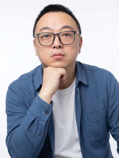 内搭白色短袖，外搭简约休闲蓝色衬衫的男生，白底背景，单手扶下巴动作预览效果