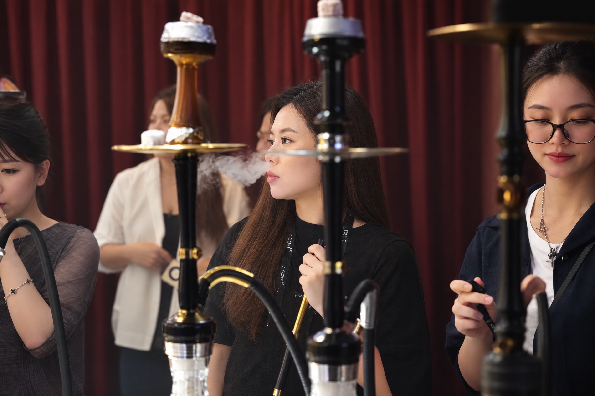 提升整体画质，去除噪点，增强精修质感，保留真实自然的写实质感，… - 图片创意预览