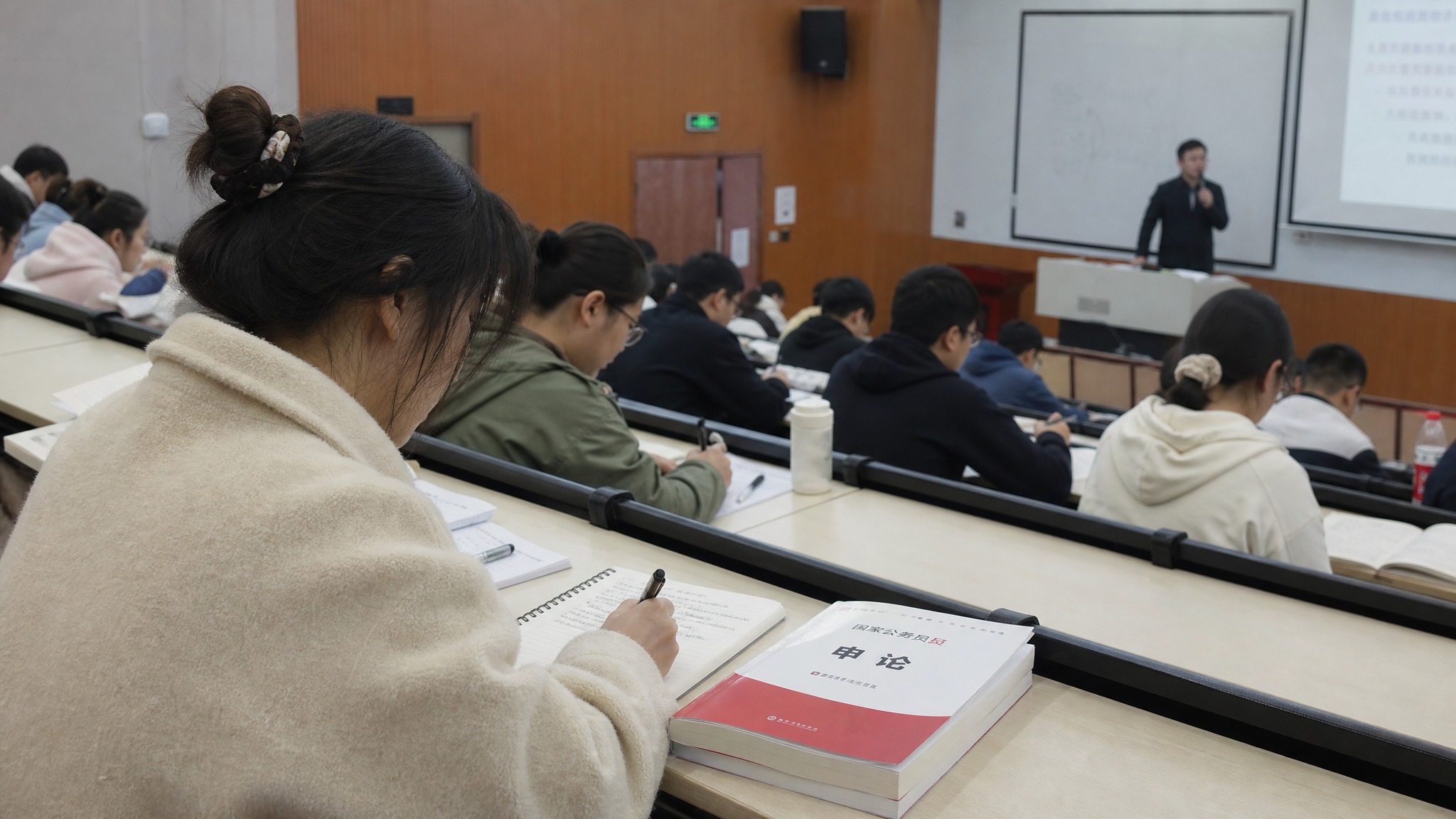 一位25-30岁的女性学生，在学校阶梯教室上考公培训课，认真听… - 图片创意预览
