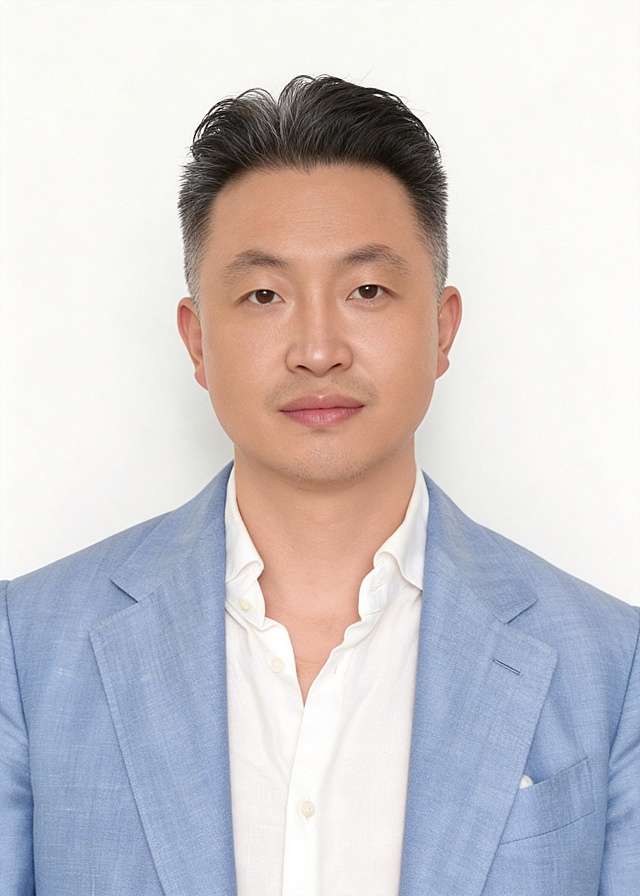 保留第一张图中人物发型、脸型、年龄特征生成标准样式纯正面证件照;人物主体严格居中,头部大小与位置严格对齐第二张图,双肩水平平衡,面部中轴线对齐画面中心,正视前方;标准证件照构图,人物绝对居中;头顶上方距离上边缘高度10%,下巴距离画面下边缘高度30%,人物主体占比约68%;肩部平展与画面水平轴平行;头部占比严格对齐第二张图;提亮肤色,消除暗沉,清透裸妆,隐形毛孔,均匀肤色,唇色自然提亮;肤色白皙细腻,肤质呈现匀净哑光质感(自然白皙);轻透裸妆+重点提亮;唇色润泽(半哑光质地);眼神澄澈,看向镜头,气质自信,嘴角微微上扬表情自然;耳廓可见度一致;肩部平展,肩线与画面水平轴平行;头肩比例协调呈现;免冠,不戴帽子,无头饰,无发带,露出双耳,不遮挡眉毛,发色自然;不戴眼镜,面部无痣,消除面部瑕疵;身着修身亚麻混纺面料的浅蓝色西装外套,平驳领商务款式,内搭白色翻领衬衫,无多余配饰;柔和正面顺光均匀柔光,面部明亮无硬影,背景均匀提亮,画质清晰,零噪点降噪;面部清晰;均匀柔和布光,无明显阴影,面部光影干净,柔光正面打光,自然光影过渡,皮肤质感细腻,哑光质感;标准焦段50mm,纯正面,入境范围头部至胸部以上区域,F/4光圈,平视视角(镜头与人物视线完全齐平),正视视图;人物绝对居中(居中构图),位于画面中心;严格限定标准证件照规格;视线水平(瞳孔连线与画面水平线平行);双耳对称露出,双肩水平且平衡,头部占比严格对齐垫图,禁止大头照;专业证件照质感,高清人像质感,细腻皮肤纹理;极简纯色白色背景,背景亮度均匀统一哑光质感;高清锐利画质,细节清晰可见;零噪点处理;色彩还原自然,严格按照第一张图内容生成,分辨率4K,画面比例5:7