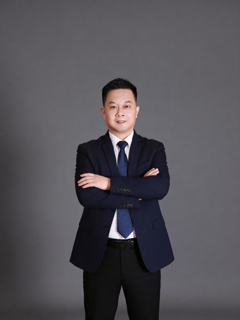 保留人物脸型､发型､年龄特征生成标准职场形象照,50MM焦段,F/4光圈(F/2.8-F/4区间),相机与人物距离3米,横向16:9比例(左右预留环境空间),人物占画面60%,入镜头部至膝盖上方5CM预览效果