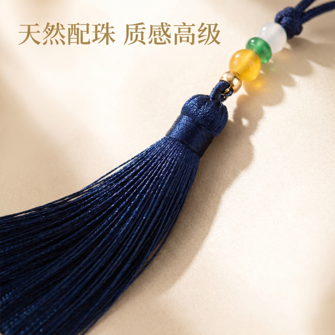 [主图 3] 流苏与配珠细节特写展示；
[氛围风格] 精致细节，高级质感；
[画质] 商业摄影质感、光线柔和通透、产品清晰真实、画面干净高级。
[元素] 特写展示藏蓝色流苏和天然配珠部分，突出流苏质感预览效果