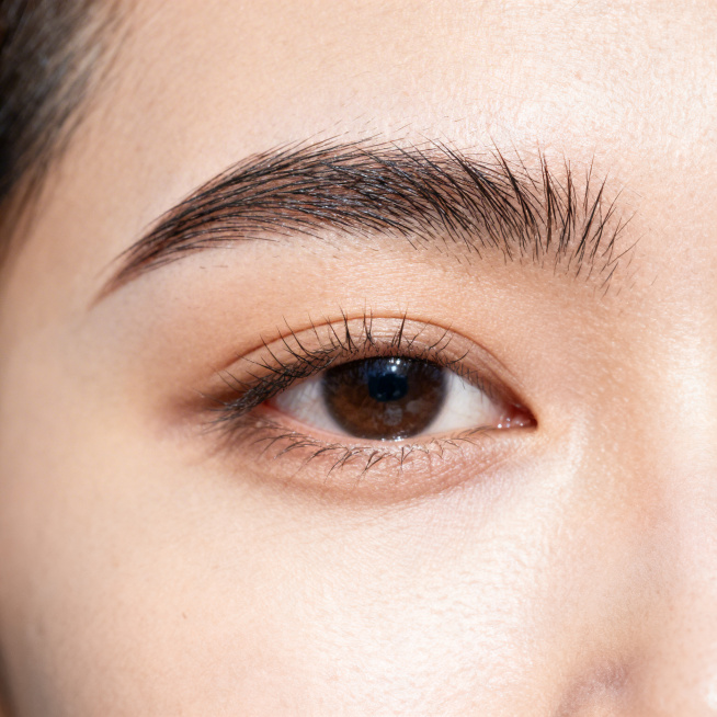 生成自然野生眉的特写图片，眉毛根根分明，毛流感强，皮肤细腻预览效果