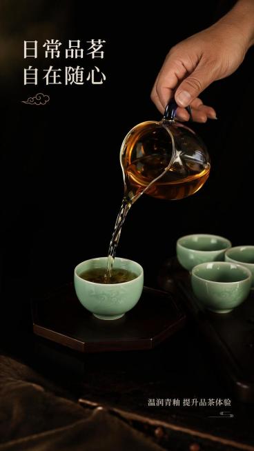 [第6屏] 人物使用场景-绿水青山-祥云杯倒茶使用展示，本屏使用【图9】作为主体场景。
[氛围/风格] 真实自然的品茶过程，古典暗系氛围，生动有代入感，商业质感
[元素布局] 画面主体为倒茶场景，手从预览效果