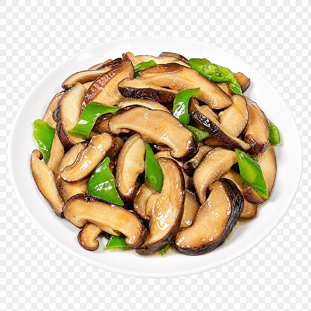 炒香菇，一盘清炒香菇，香菇切片厚实饱满，表面油亮有光泽，配有少许青椒点缀，色泽诱人，盛在白色盘子里，美食摄影，高清细节，无背景透明底图，png格式，主体居中