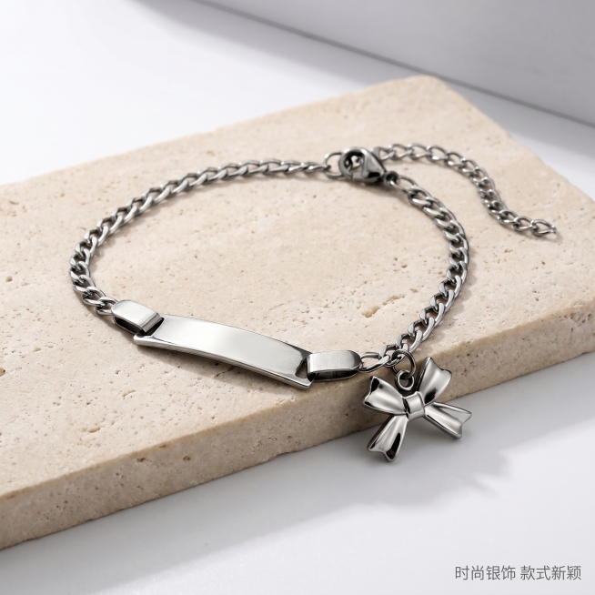 [主图 2] 银饰手链单品气质摆拍展示。
[氛围风格] 高级极简，清冷质感，精致商业摄影。
[画质] 商业摄影质感、光线柔和通透、产品清晰真实、画面干净高级。
[元素] 银饰手链自然舒展放置在米白色磨预览效果