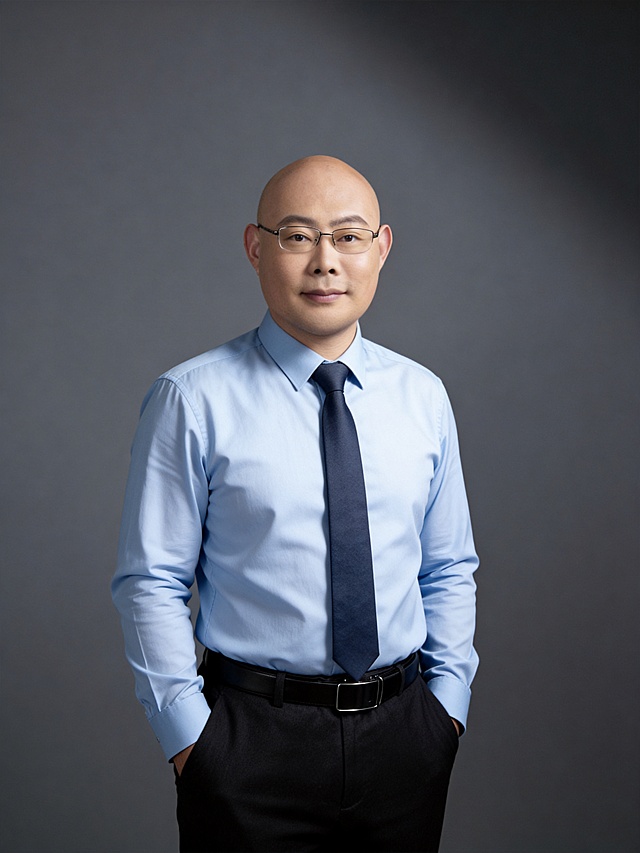 商务感十足的实景肖像，性冷淡风色调搭配单色设计，简约主义构图凸显专业气质，印刷风质感强化视觉冲击。