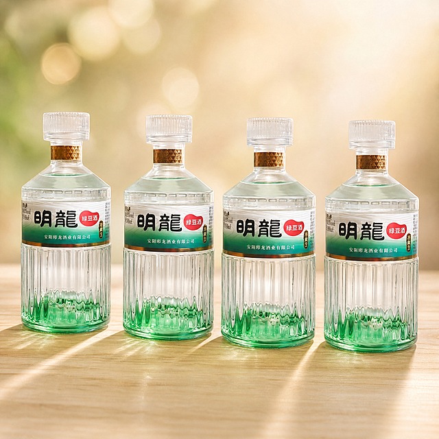 [主图-3] 四瓶明龙绿豆酒整齐排列，展示多瓶组合的丰富感。将背景替换为温暖的浅木色台面搭配浅米色背景，带有柔和的光斑效果，画面鲜艳但不过艳，整体色调以翡翠绿、米白、暖金、暖木色为主，自然柔光商业摄影质感，画面干净无任何额外添加的文字。四瓶酒横向整齐排列，前后略有层次，瓶身完整，正面标签清晰可见，底部有自然投影，产品整体占画面约70%。视角为微俯视，体现产品数量的丰富感。商业摄影质感，柔和顶光加侧光，瓶身玻璃反光自然，标签细节清晰，瓶底阴影层次分明，整体光线温暖柔和。主色翡翠绿、米白、暖木色、暖金色，背景暖调浅木色，绿色与暖木色搭配和谐，鲜艳但不刺眼。画面中不添加任何额外文字、标签、水印、Logo，仅保留产品本身原有的标签文字。1:1正方形构图，产品清晰锐利，玻璃质感真实，无变形、无错字、无模糊、无杂乱背景、无水印、无平台Logo。