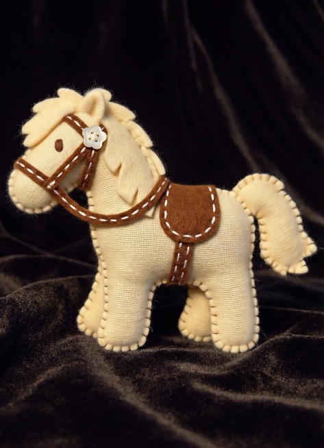 需要背景也有质感，并增加光影，整体看上去要像是现实中拍摄的一样预览效果