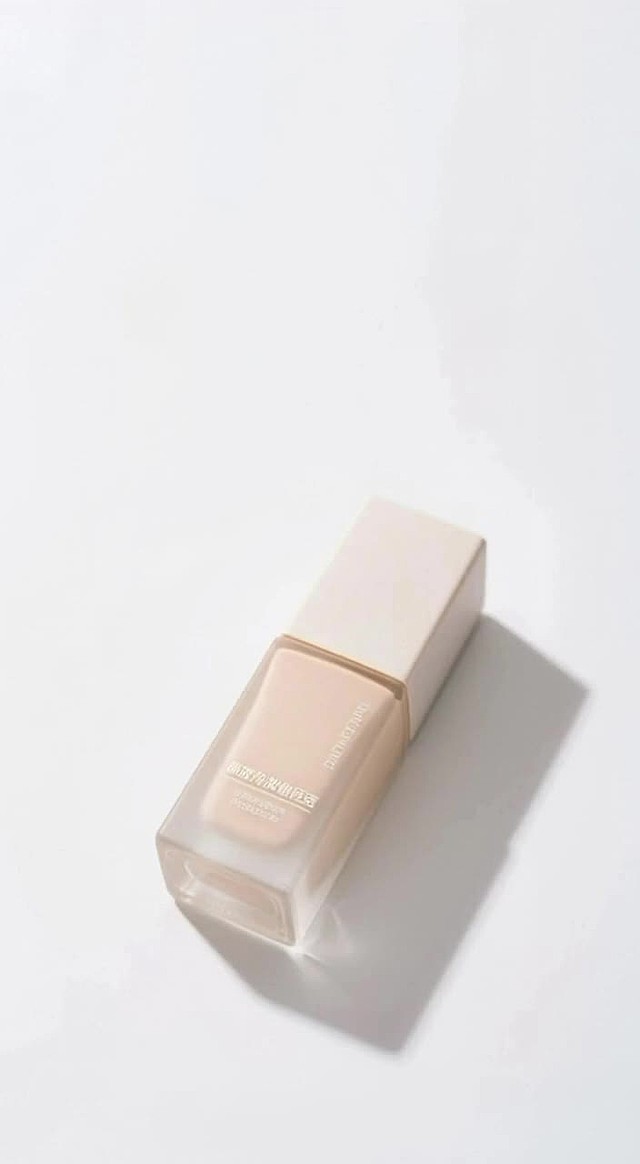 无字幕广告，高空缆车吊着巨型粉底液沿滨江轨道滑过，扩音器大音量失真播放：扩音器大音量失真播放：“GD 持妆粉底液！上脸奶油肌还遮瑕，持妆 12 小时不氧化！混油肌夏天不闷痘，黄皮涂显白两个度！出门补妆超方便，持妆又好看，美妆党赶紧冲！”